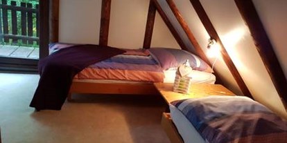 Monteurwohnung - Badezimmer: Gemeinschaftsbad - Hessen - oberes Schlafzimmer mit 2 Einzelbetten - Ferienhaus Tindy am Silbersee