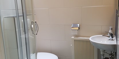 Monteurwohnung - Badezimmer: eigenes Bad - Hessen - Bad - Ferienhaus Tindy am Silbersee