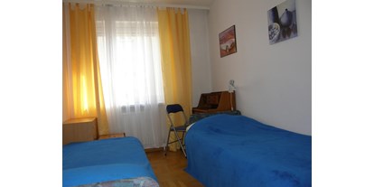 Monteurwohnung - Balkon - Wien - Eines der Doppelzimmer in der 3 Zimmerwohnung für 4 Personen - Pension Famiie Haiderer