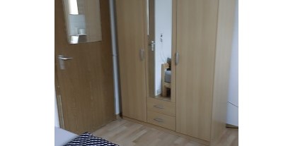 Monteurwohnung - Köln, Bonn, Eifel ... - Eingangstür zum Appartement mit Kleiderschrank - Appartement 2 sofort wieder buchbar