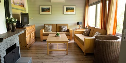 Monteurwohnung - Zimmertyp: Doppelzimmer - Hessen - Wohnzimmer, TV, Essbereich - F-Haus für 1-6 Monteure im Seepark Kirchheim