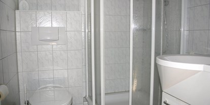 Monteurwohnung - Einzelbetten - Hessen - Dusche/WC, Waschbecken - F-Haus für 1-6 Monteure im Seepark Kirchheim