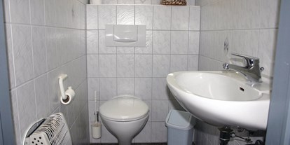 Monteurwohnung - Einzelbetten - Hessen - WC, Waschbecken - F-Haus für 1-6 Monteure im Seepark Kirchheim