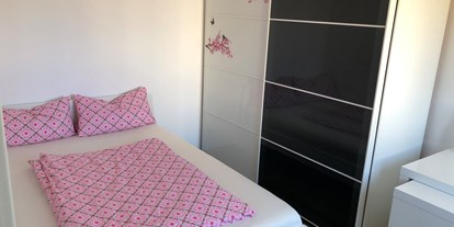 Monteurwohnung - Schwetzingen - Schlafzimmer mit Bett 1,40x2m , Schrank und einen Schreibtisch - Ferienwohnung/ Monteurswohnung Janson