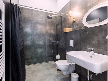 Monteurwohnung - Badezimmer: eigenes Bad - Hevals Grand Apartments 