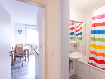 Monteurwohnung - Kühlschrank - Blick vom Flur in Küche und Badezimmer - Kleeblatt