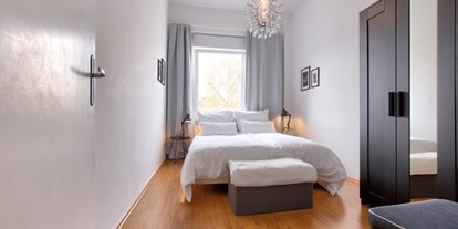 Monteurwohnung - Worms - Schlafzimmer mit Doppelbett - Marooms