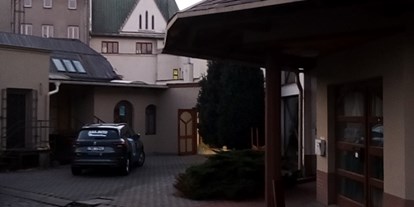 Monteurwohnung - Region Mährisch-Schlesien - Der Parkplatz und der Eingang zum Haus
 - Apartmán 3 Schlafzimmer by Lukas Cold