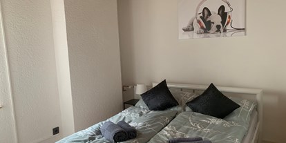 Monteurwohnung - Kaffeemaschine - Hessen Süd - Kleines Schlafzimmer mit Doppelbett Bild 1.
a 0,90m x 2,00m - Ferienwohnung Altendiez