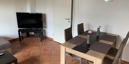 Monteurwohnung - Zimmertyp: Doppelzimmer - Hessen Süd - Wohn- und Esszimmer Bild 2 - Ferienwohnung Altendiez