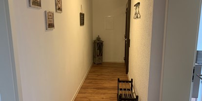 Monteurwohnung - Zimmertyp: Doppelzimmer - Hessen Süd - Flur zur Haustür  - Ferienwohnung Altendiez