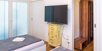 Monteurwohnung - Kaffeemaschine - Wien - Schlazimmer mit 2 Einzelbetten 120x200, Smart-TV Netflix-YouTube & Begehbarer Schrak   - Senator-Flats Paulus