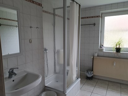 Monteurwohnung - Badezimmer: eigenes Bad -   1 Badezimmer 1. OG - Ferienhaus- und Zimmervermietung Petra Hähnel