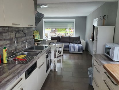 Monteurwohnung - Badezimmer: eigenes Bad - Küche/Wohnbereich Gästehaus 4 - Ferienhaus- und Zimmervermietung Petra Hähnel