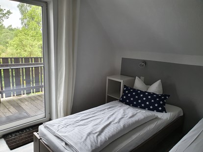 Monteurwohnung - Badezimmer: eigenes Bad - 1 DZ mit Balkon Gästehaus 4 - Ferienhaus- und Zimmervermietung Petra Hähnel