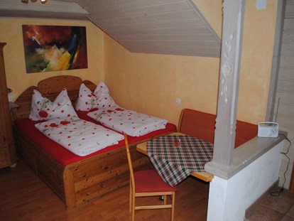 Monteurwohnung - Tirol - Kristina Apartment, ca. 35 qm,
Doppelbett, mit Sitzgruppe für 2 Personen und Küchennische - Gaestehaus Katharina