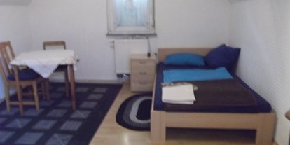 Monteurwohnung - PLZ 68219 (Deutschland) - Einzelzimmer mit Tisch und Stühlen - Gästehaus Müller