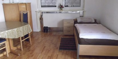 Monteurwohnung - PLZ 68167 (Deutschland) - Einzelbett mit Nachttisch - Gästehaus Müller