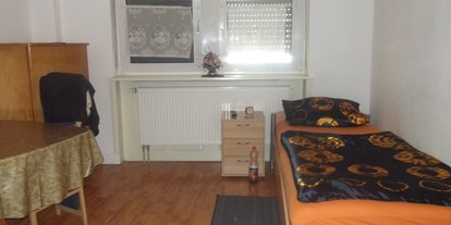Monteurwohnung - Zimmertyp: Mehrbettzimmer - Mannheim - Einzelzimmer mit Tisch - Gästehaus Müller