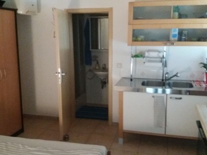 Monteurwohnung - Einzelbetten - Hessen - Premiumzimmer, mit eigener Dusche und volleingerichteter Küche - Hostel Berger