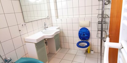 Monteurwohnung - PLZ 40545 (Deutschland) - Badezimmer mit Badewanne in der Monteurwohnung Düsseldorf. - DISCOUNT-APARTMENTS---Düsseldorf---Köln-Leverkusen-Wuppertal-Bergheim-Neuss