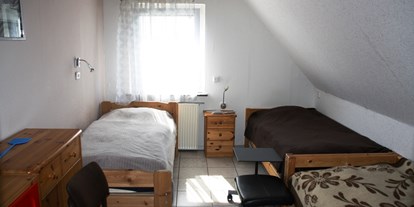 Monteurwohnung - Zimmertyp: Mehrbettzimmer - Niedersachsen - Dreibett Zimmer mit TV - Pension Heerderhof
