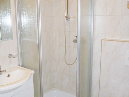 Monteurwohnung - Waschmaschine - Franken - Jedes Zimmer ist meinem geräumigen Bad/Dusche/WC ausgestattet. - Landhotel Falkenhof