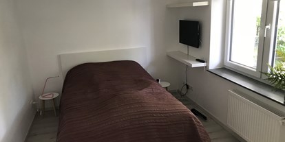 Monteurwohnung - Nordrhein-Westfalen - Schlafzimmer mit Doppelbett  - Bonn, Bunsenstraße Verkehrsgünstig nach Bonn und Köln