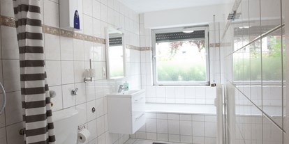 Monteurwohnung - Frechen - Bad mit Dusche, Badewanne, Waschbecken und WC - Apartment Bergheim