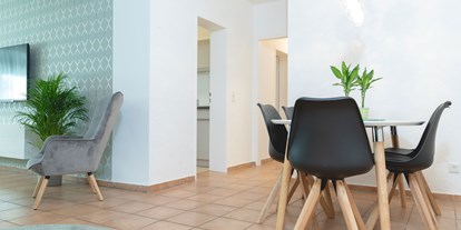 Monteurwohnung - Frechen - Essecke mit Blick ins Wohnzimmer und Flur - Apartment Bergheim