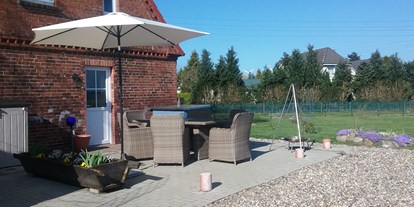 Monteurwohnung - Region Schwerin - Terrasse mit Gartenmöbeln - Ferienwohnung Thien 