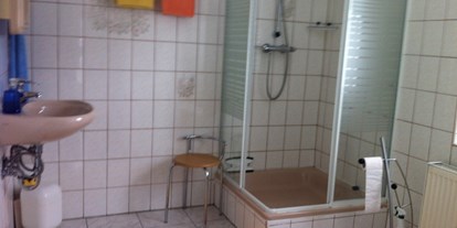 Monteurwohnung - Frühstück - Bayern - Nettes zweckmäßiges Bad mit Dusche. - Schönes Privat Zimmer
