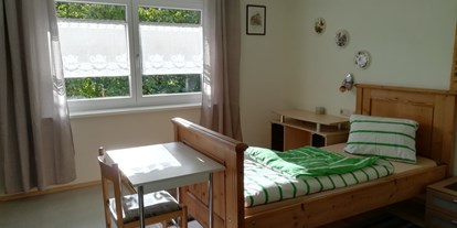Monteurwohnung - Badezimmer: Gemeinschaftsbad - Einbettzimmer mit TV und Kühschrank - Haus Köll