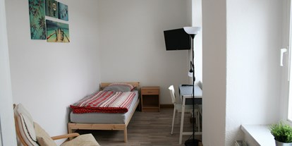 Monteurwohnung - Elbeland - Einzelzimmer mit Fernseher - McGoodnight - Monteurwohnung Nähe Dresden, bis zu 20 Personen