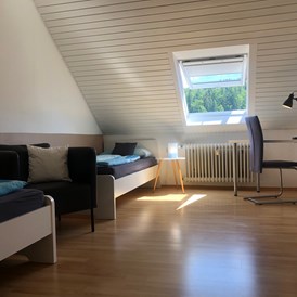 Monteurzimmer: Im kleinen Schlafzimmer stehen zwei Einzelbetten 90x200 cm,  - guest apartment niederalfingen // Aalen-Ellwangen-Heidenheim-Schwäbisch Gmünd