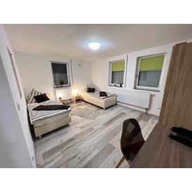Monteurzimmer: Schlafraum - Moderne Wohnungen für 2-6 Pers mit schnellem Internet