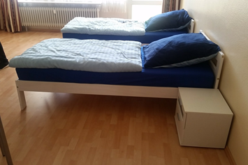 Monteurwohnung: Einzelbetten im Wohnbereich - Monteurwohnung Rastatt