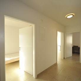 Monteurzimmer: Monteurzimmer Linz - Vorraum - 90+ Monteurzimmer in Linz, Einzelbetten, Parkplätze, WIFI, Küchen
