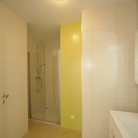 Monteurzimmer: Monteurzimmer Linz - Badezimmer - 90+ Monteurzimmer in Linz, Einzelbetten, Parkplätze, WIFI, Küchen