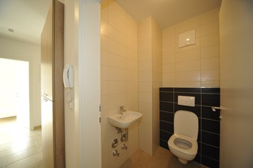 Monteurzimmer: Monteurzimmer Linz - WC - 90+ Monteurzimmer in Linz, Einzelbetten, Parkplätze, WIFI, Küchen