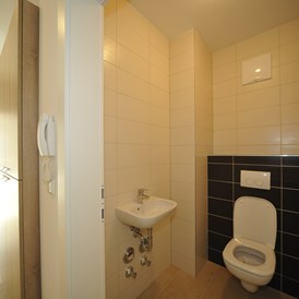 Monteurzimmer: Monteurzimmer Linz - WC - 90+ Monteurzimmer in Linz, Einzelbetten, Parkplätze, WIFI, Küchen
