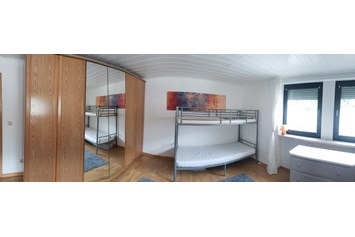 Monteurwohnung: Schlafzimmer 2 - mit 2 Hochbetten und 4 Schlafplätzen. Beliebig erweiterbar. Direkte Anbindung zu Bad 2. - Monteurwohnung Mosel