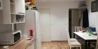 Monteurwohnung - Badezimmer: Gemeinschaftsbad - Wien - Küche mit gemeinsamer Setzgelegenheit - Easy Rooms Schönbrunn