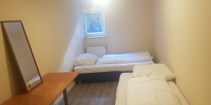 Monteurwohnung - Bettwäsche: Bettwäsche gegen Gebühr - Frankfurt am Main - Zimmer mit eigenem Bad und WC.