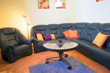 Monteurzimmer: Wohnzimmer mit Sitzecke, Kabel-TV, Internet mit 50 MBit/s - Bernkasteler MoselApartments