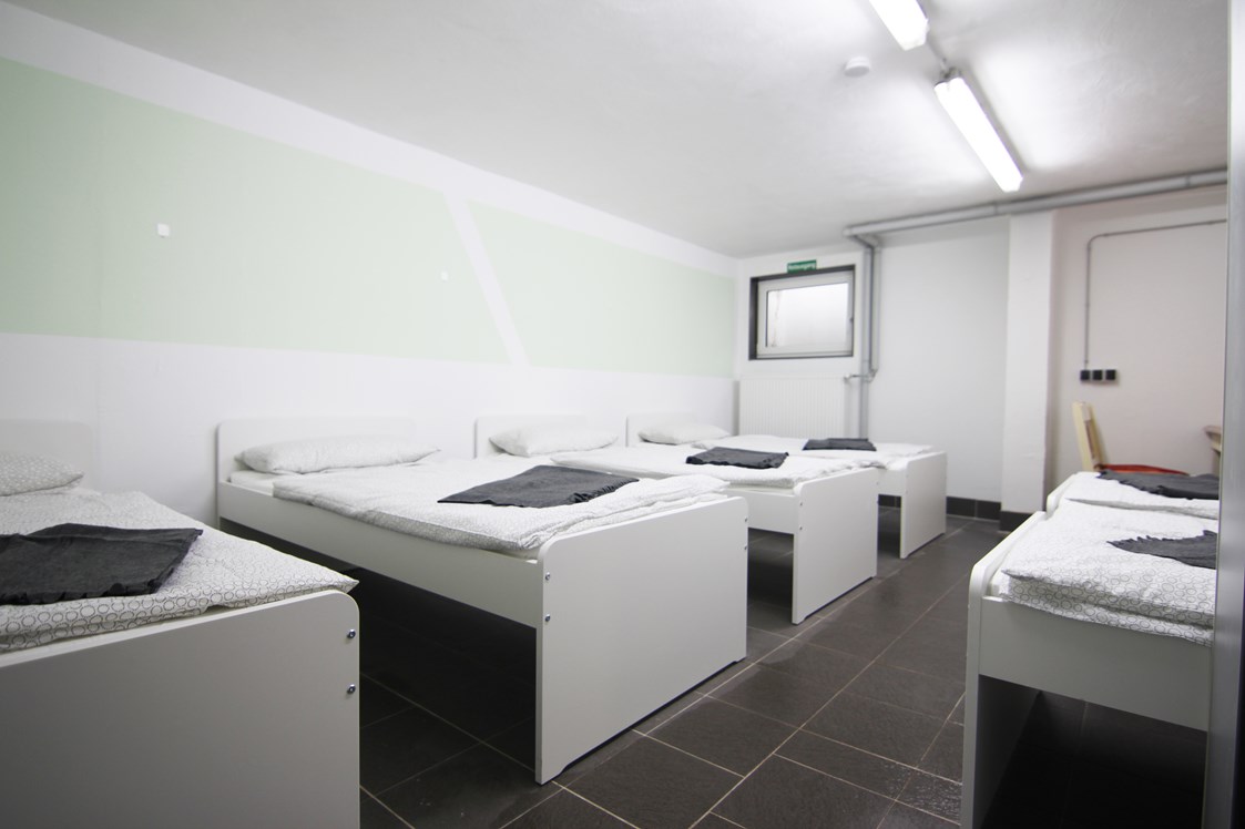 Monteurzimmer: Schlafraum mit insg. 6 Betten - Moderne Unterkunft im Herzen von Germering/München