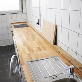 Monteurzimmer: Küche mit Spüle - Moderne Unterkunft im Herzen von Germering/München