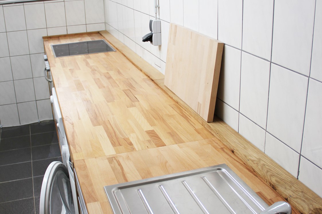 Monteurzimmer: Küche mit Spüle - Moderne Unterkunft im Herzen von Germering/München