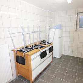Monteurzimmer: Hochtisch mit Barkochern - Moderne Unterkunft im Herzen von Germering/München