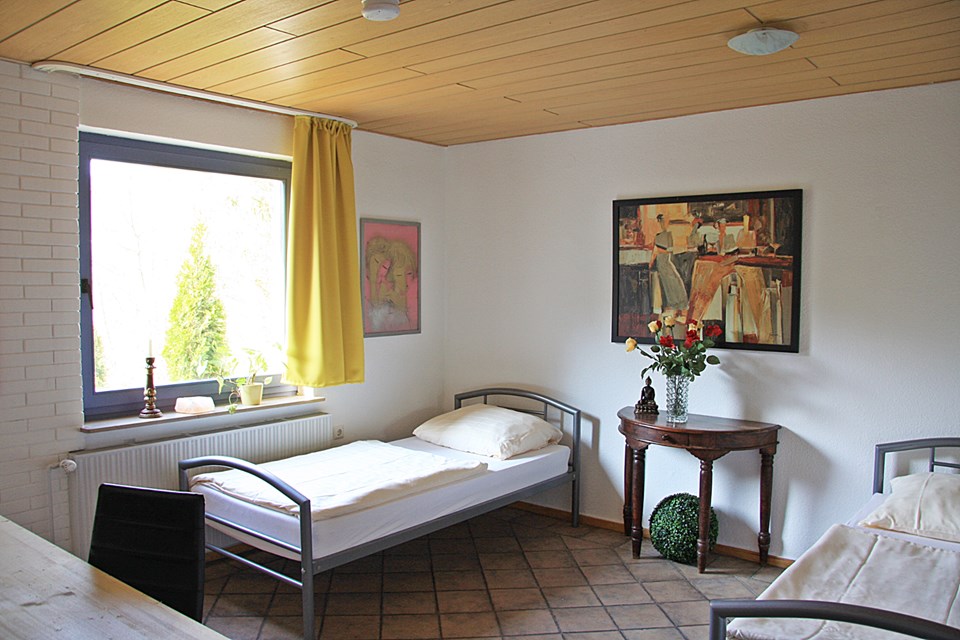 Frisch bezogene Einzelbetten in der Monteurwohnung im Haus Burgblick Kusel